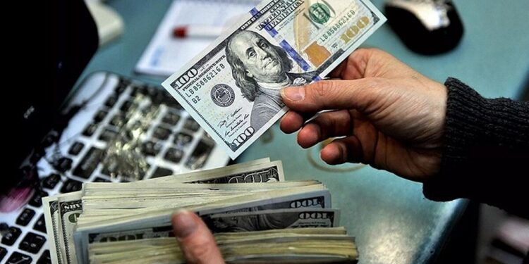 دلار در وضعیت مشابه پارسال