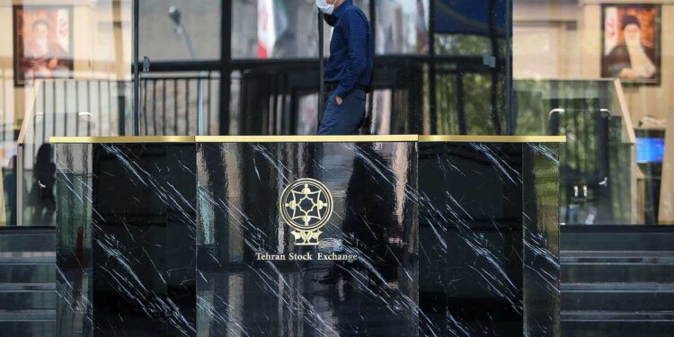 بورس در دو راهی چهاردهم