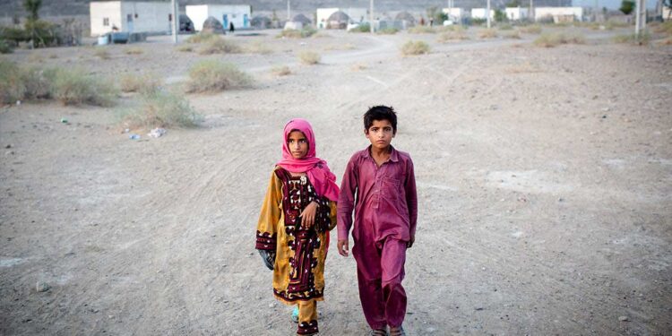 سقوط به دره فقر