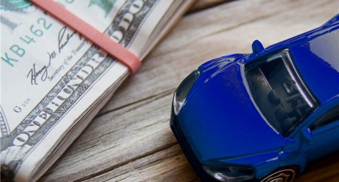 تناقض خودروسازان؛ دلار میگیرند ولی دلار ندارند!