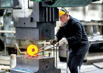 ایستادگی خودرو و معدنی‌ها در برابر رکود